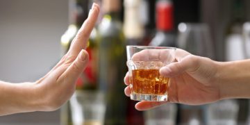 Alcol: bere ogni giorno invecchia e riduce il cervello