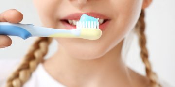 Lavarsi i denti: una buona abitudine da incoraggiare fin da bambini