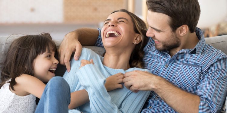 Ridere di sé stessi fa bene alla mente, lo dice la scienza