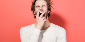 Lo sbadiglio: un’azione involontaria contagiosa sin da piccoli 