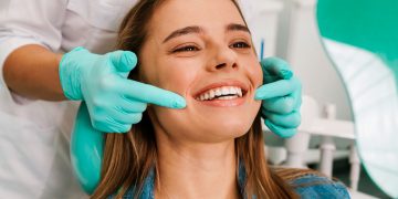 Mangiarsi le unghie: un brutto vizio che spegne il sorriso e arreca danni a denti e gengive 