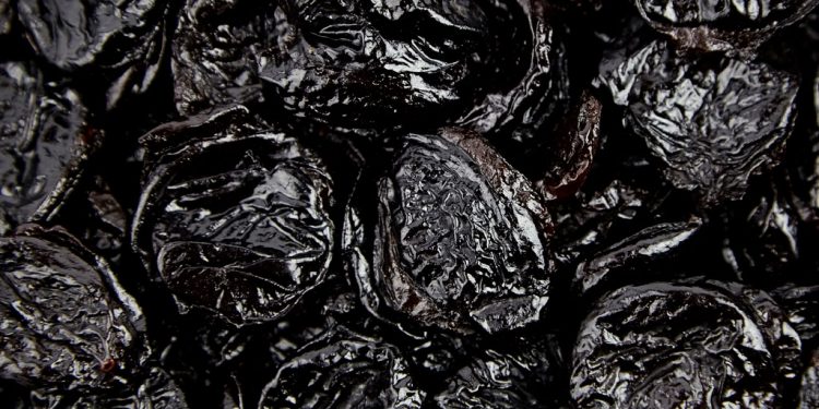 Prugne secche: un alleato per la salute ossea degli uomini