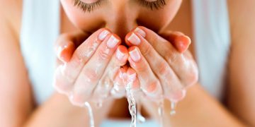 Lavare il viso con le mani: ecco come farlo in 5 mosse