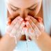 Lavare il viso con le mani: ecco come farlo in 5 mosse