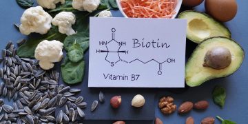 Biotina: cos’è, sintomi di carenza ed effetti benefici