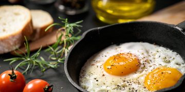 Uova: toglierle dalla dieta mediterranea potrebbe migliorare i valori del colesterolo “cattivo”