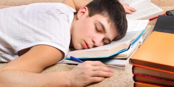 Adolescenti: la fototerapia come soluzione per recuperare il sonno perso