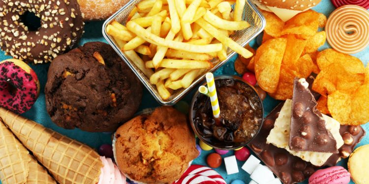 Cibi ultraprocessati: un consumo frequente accelera il declino cognitivo